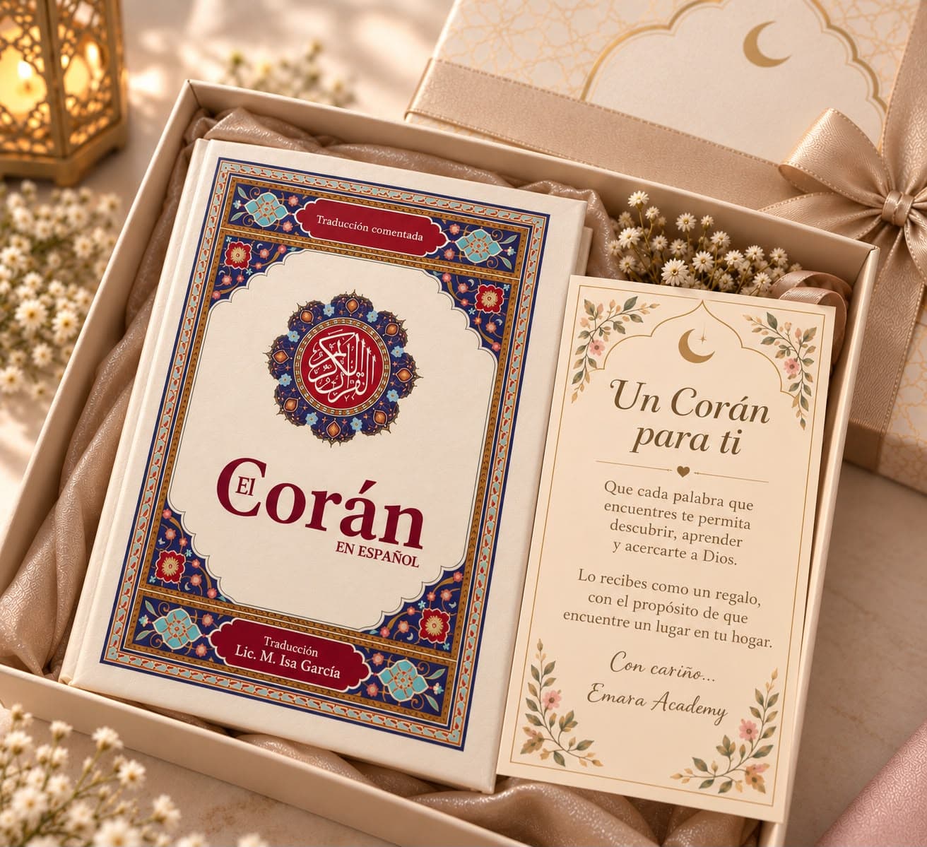El Corán en español en una caja de regalo, junto a la tarjeta de Emara Academy