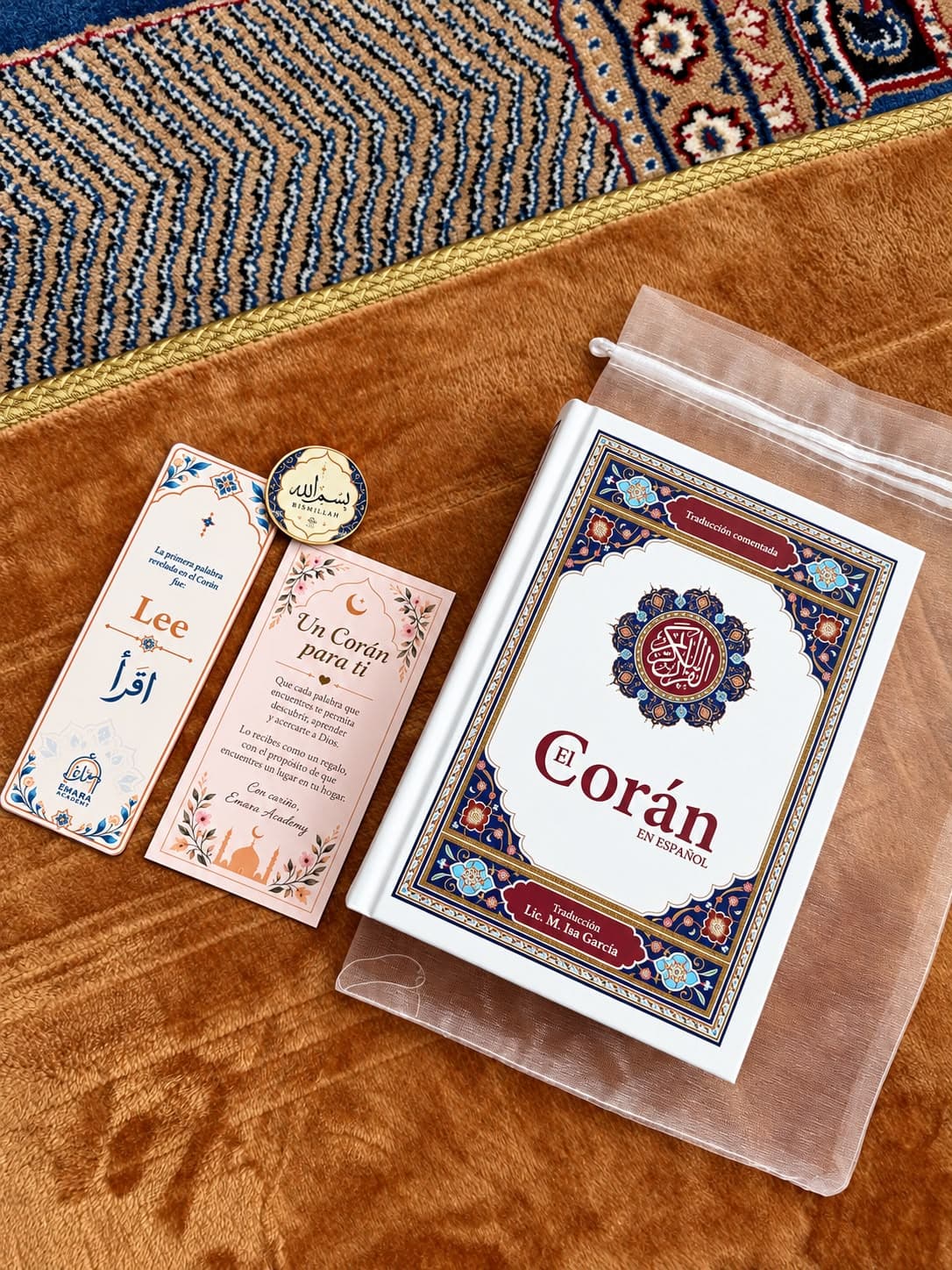 El Corán con su separador «Lee — اقرأ», la tarjeta y un pin de Bismillah