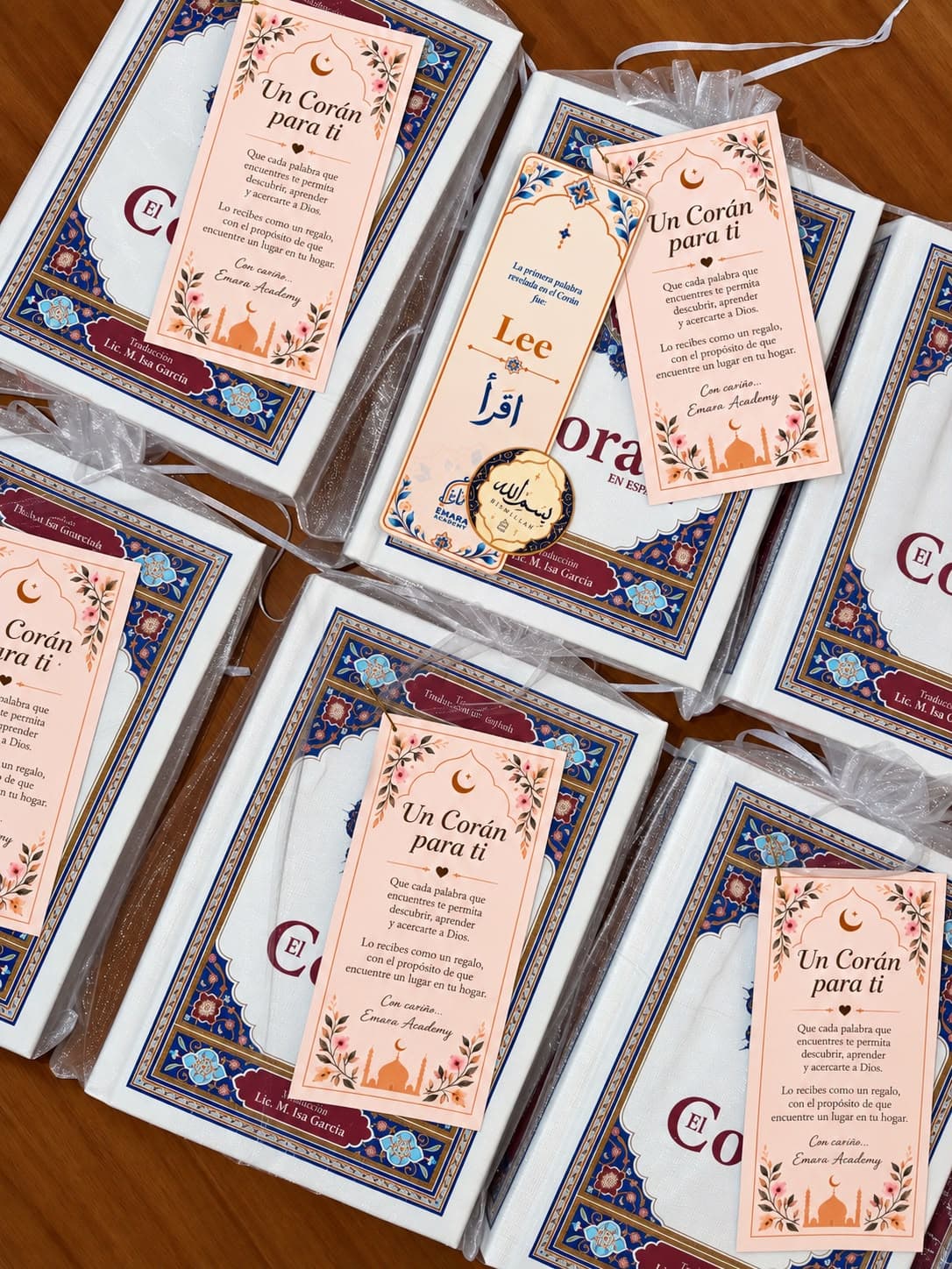 Ejemplares del Corán envueltos para regalo, cada uno con la tarjeta «Un Corán para ti»